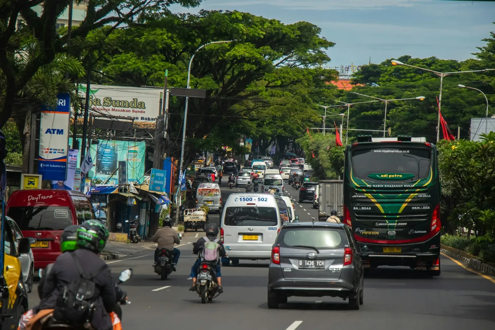 a city street filled with lots of traffic