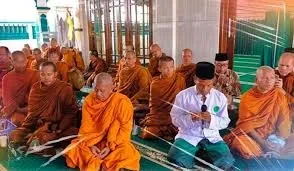 Toleransi atau Kebablasan? Ketua MUI Kritik 44 Biksu Thudong Singgah & Dijamu di Masjid