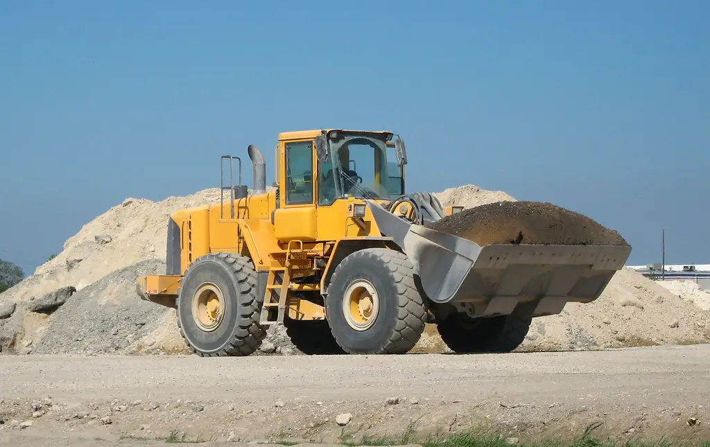 Loader vs Buldoser: Siapa yang Lebih Hebat?